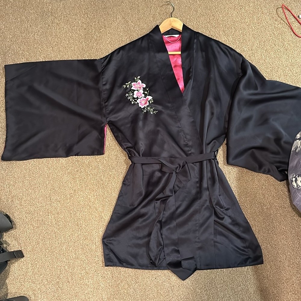 NWOT Sexy Sophisticated Short embroidered Kimono / Dressing Gown / Robe
